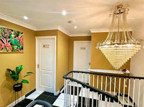 Centrally Located Long and short stay 3-bedroom House, Sleeps up to 8